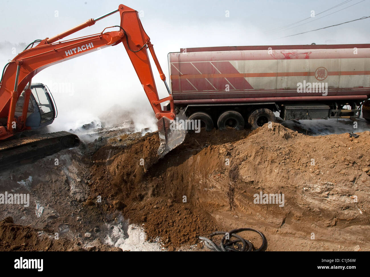 Acid leak in China Rescuers examine the leak of 85 tons of deadly