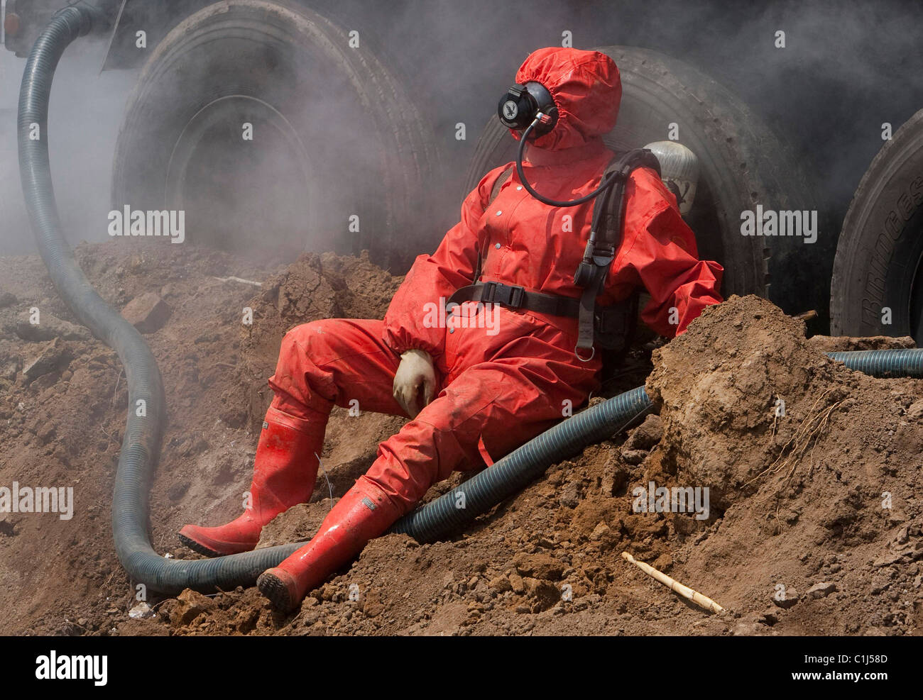 Acid leak in China Rescuers examine the leak of 85 tons of deadly