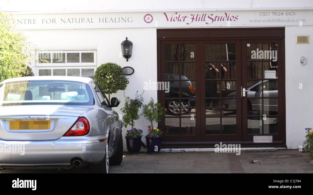 Australian supermodel Elle Macpherson visits Violet Hill studios in her ...