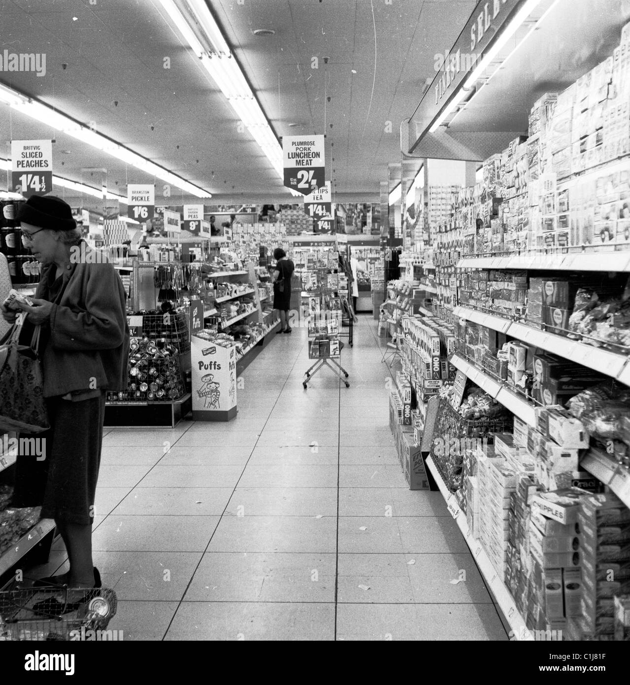 1960s, inside a new kind of grocery store, a large Fine Fare self-service retail convenience shop, one of the first 'supermarkets' in England, UK. Stock Photo