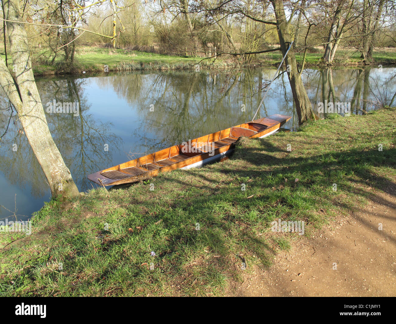 Empty punt moored on a tranquil river bank Stock Photo - Alamy