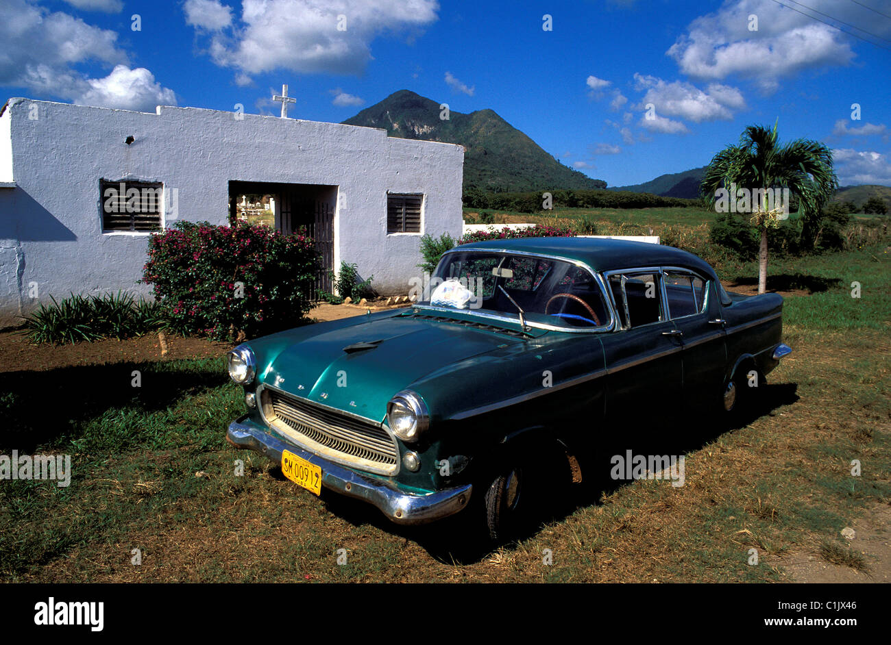 Old american car in trinidad area hi-res stock photography and images