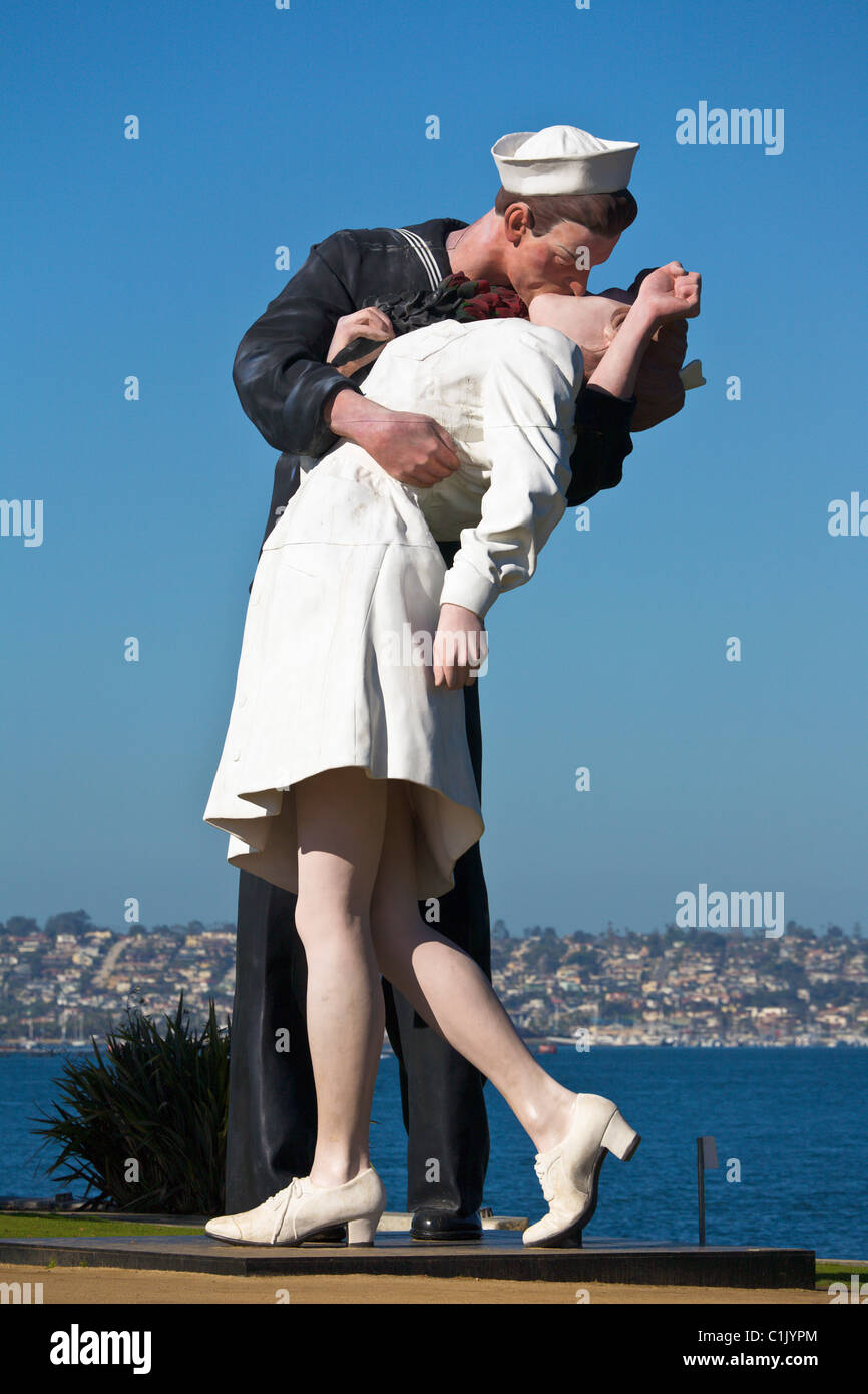 Kissing Couple Statue High Resolution Stock Photography and Images Alamy