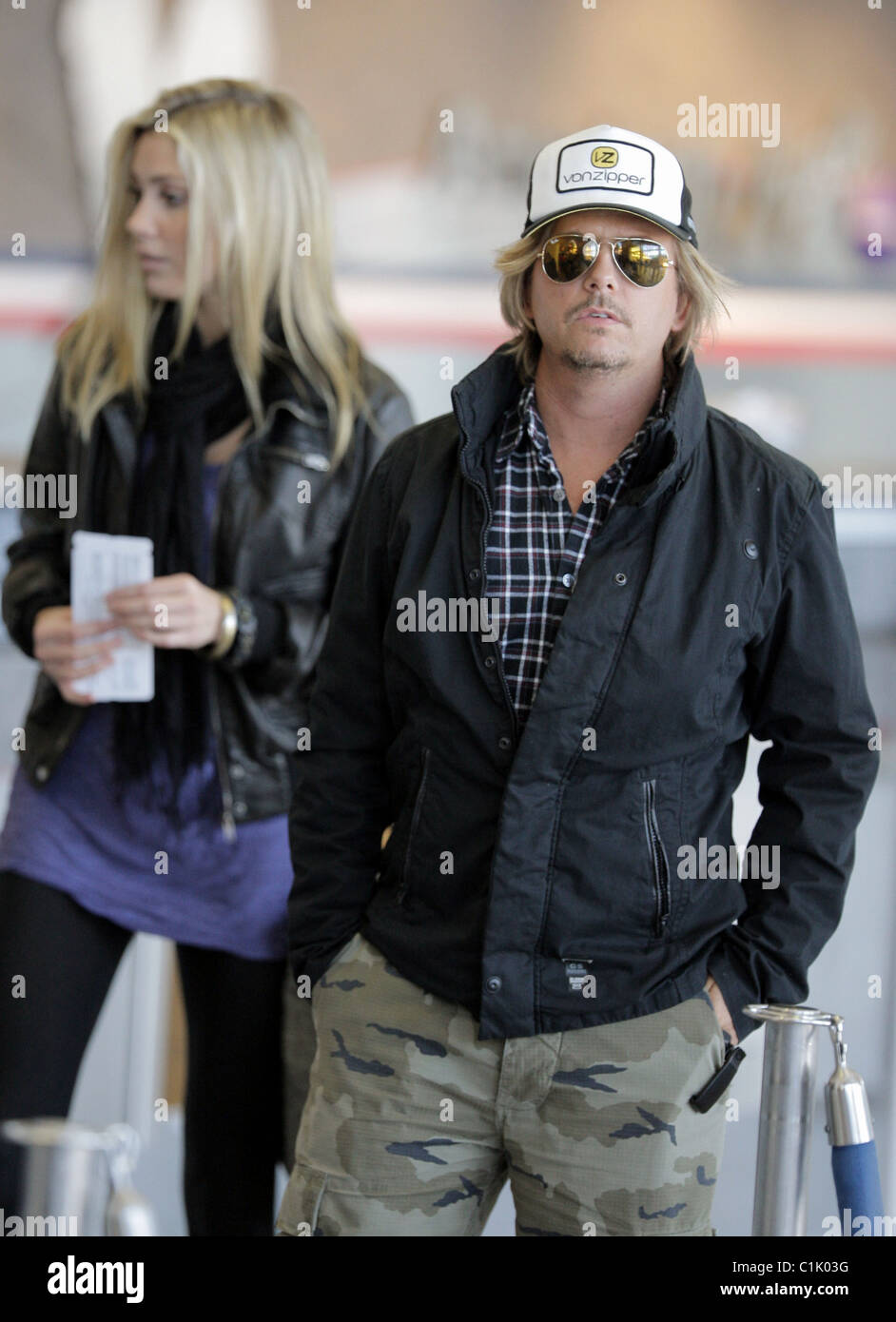 David Spade and his girlfriend Jillian Grace arrive at LAX to catch an American flight. Los Angeles, California, USA - 14.06.09 Stock Photo