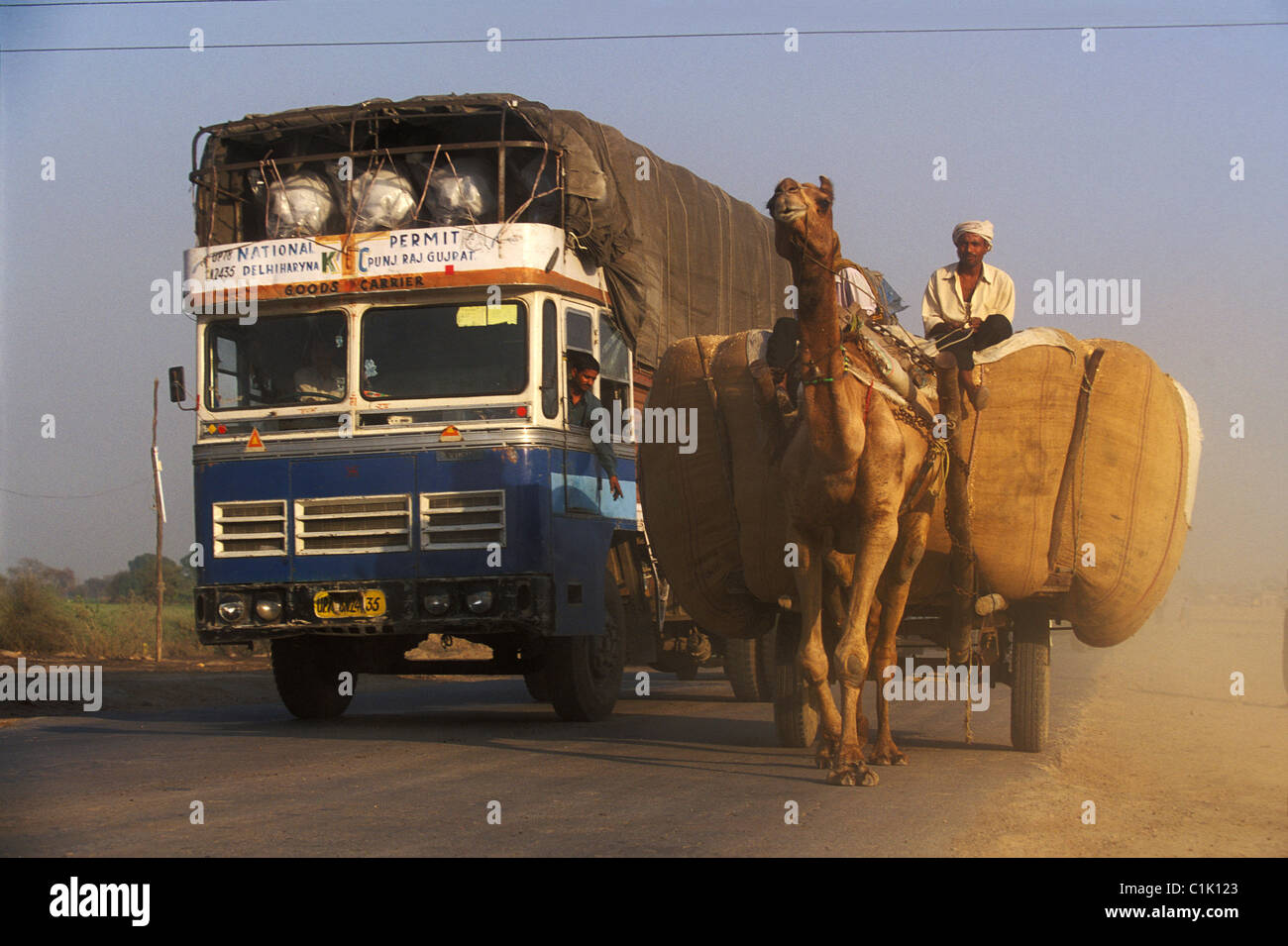 India, Uttar Pradesh, Grand Trunk Road, traffic Stock Photo Alamy