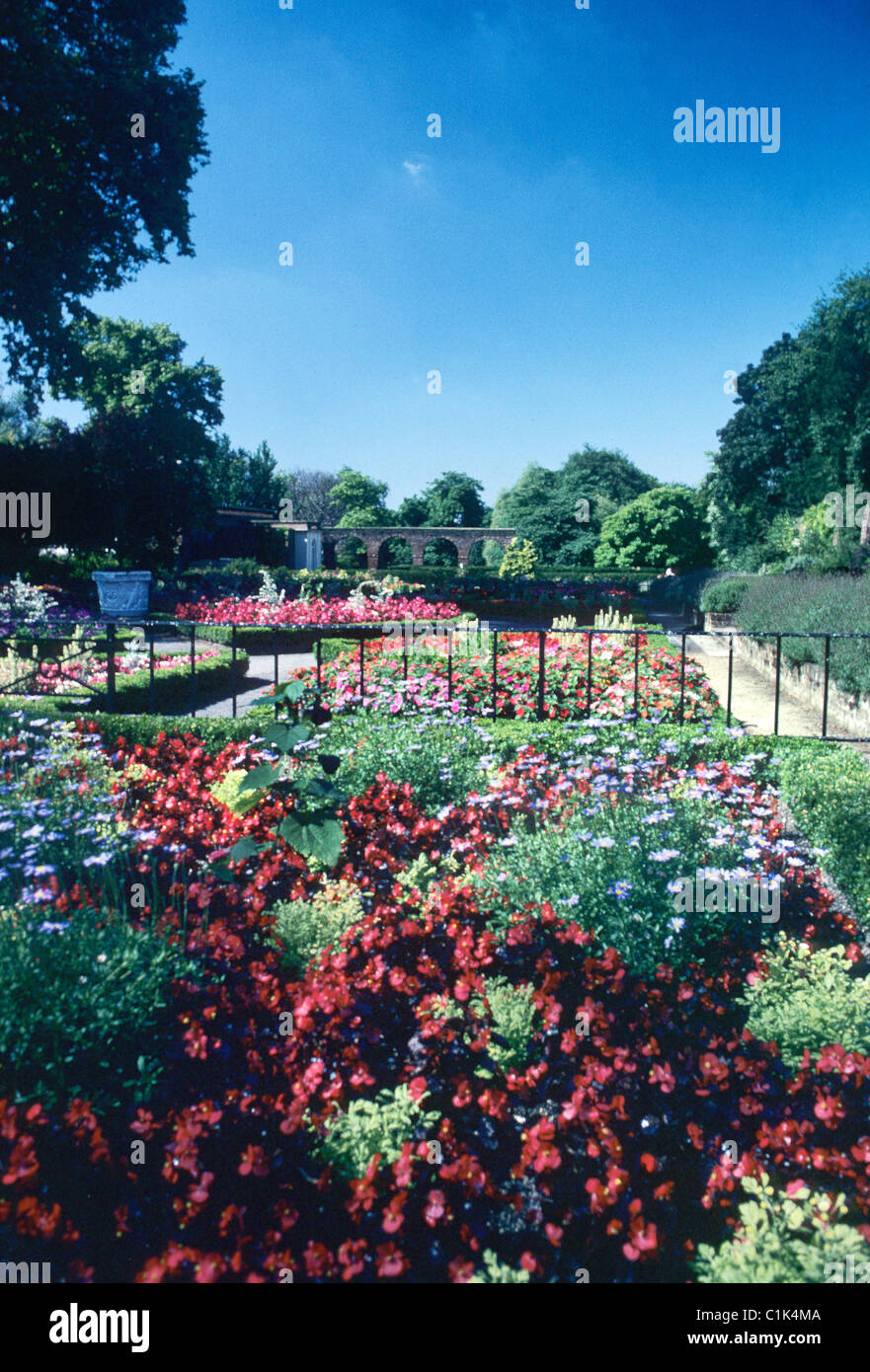 Bed flower formal garden hi-res stock photography and images - Alamy