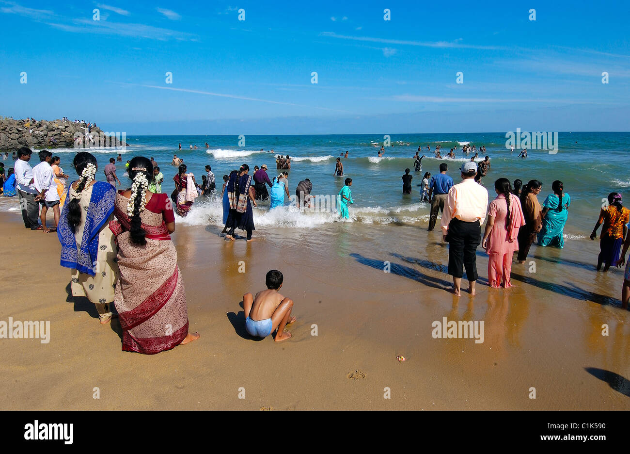 India, Tamil Nadu state, Mahabalipuram beach, the families have a bath wearing their clothes Stock Photo
