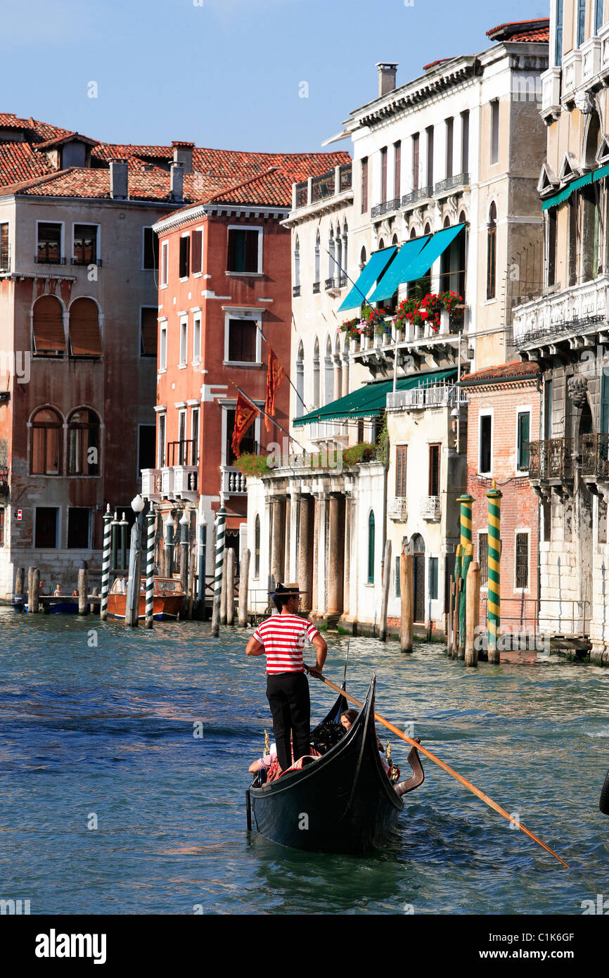 People on gondola canal hi-res stock photography and images - Alamy
