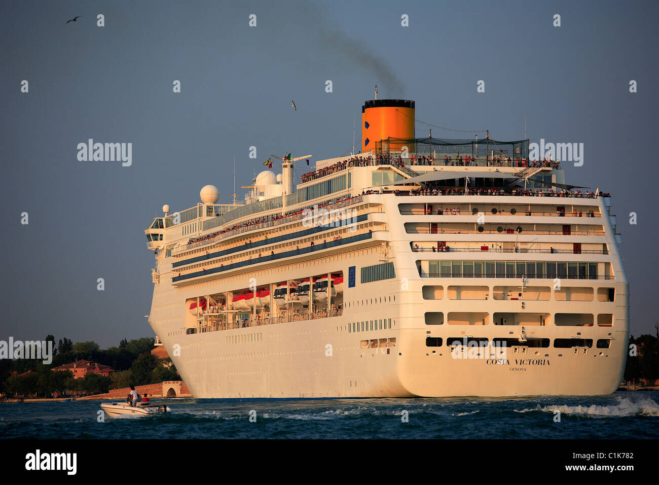 Cruise ship in venice italy hi-res stock photography and images - Alamy
