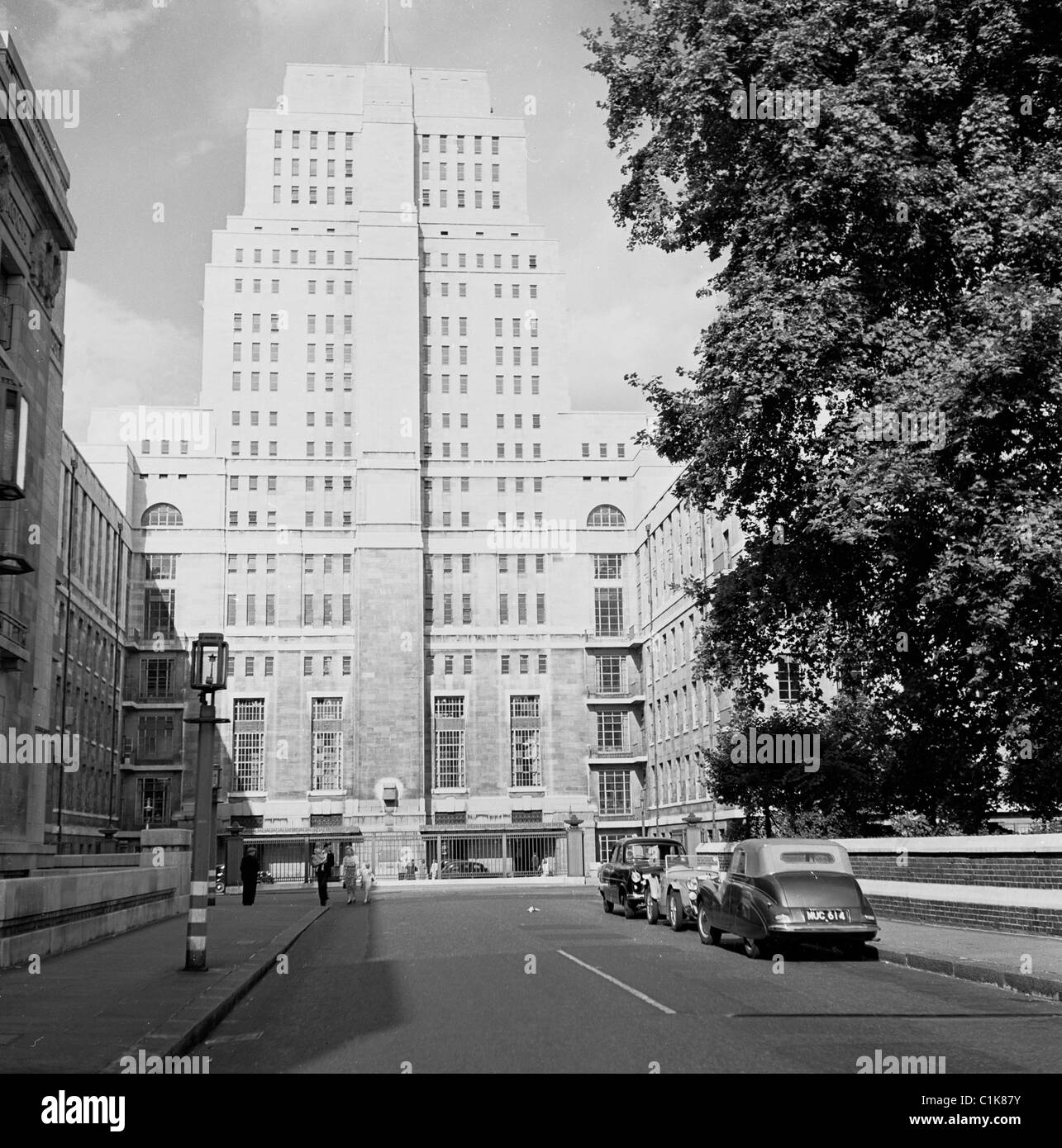 1950s, historical, cars of the era in a road outside the Senate House of the  University of London, Bloomsbury, built in the Art Deco style. Stock Photo