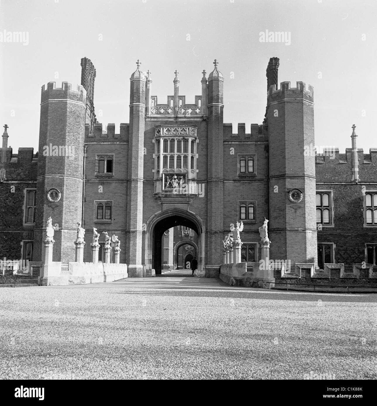 1950s, the Tudor great gatehouse of Hampton Court, a Royal Palace, home of King Henry VIII and originally built in 1514 for Cardinal Thomas Wolsey. Stock Photo