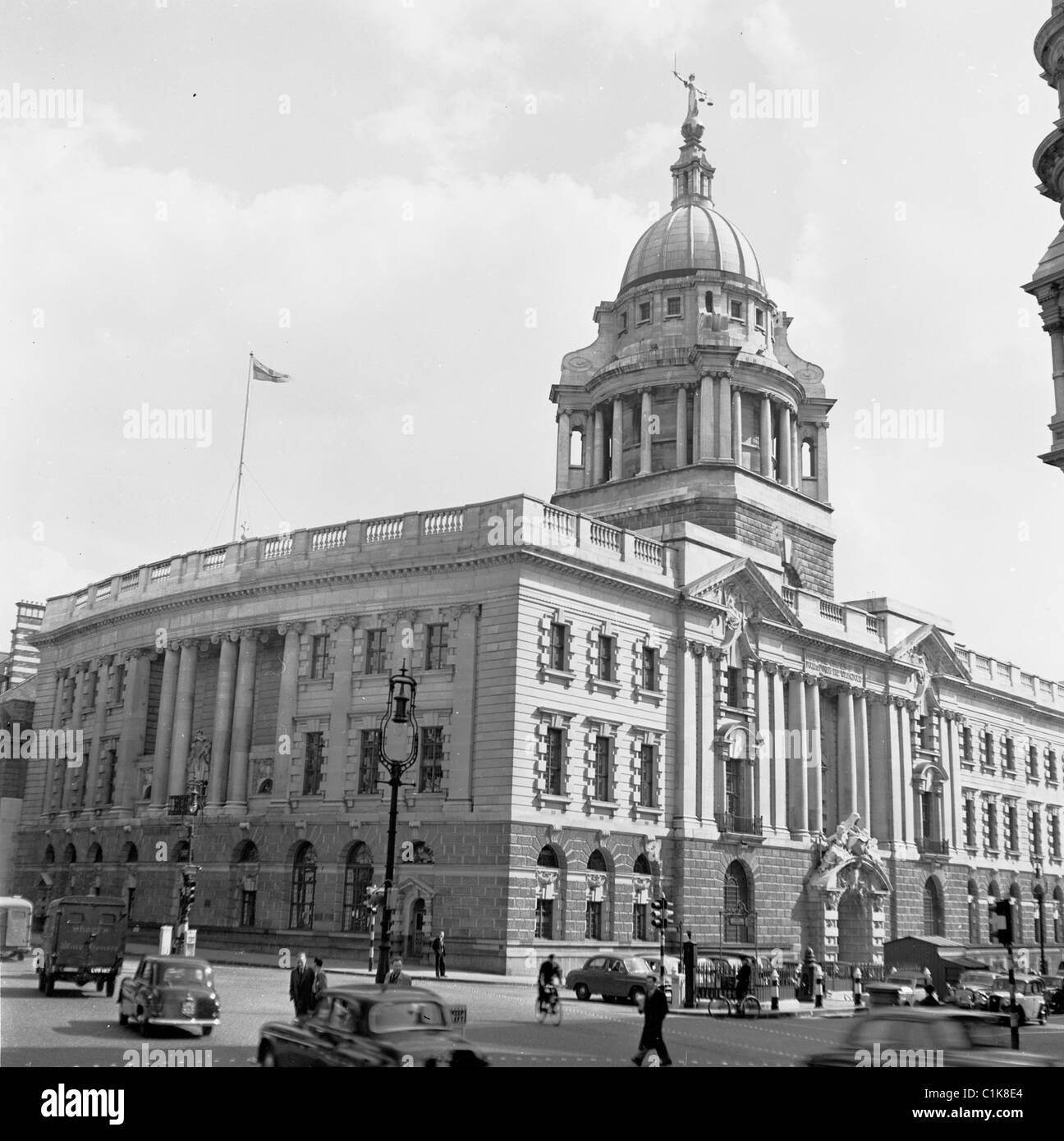 1950s, a view of London's central criminal court, The Old Bailey. Opened in 1907, on the dome above the court, is the bronze statue of Lady Justice. Stock Photo