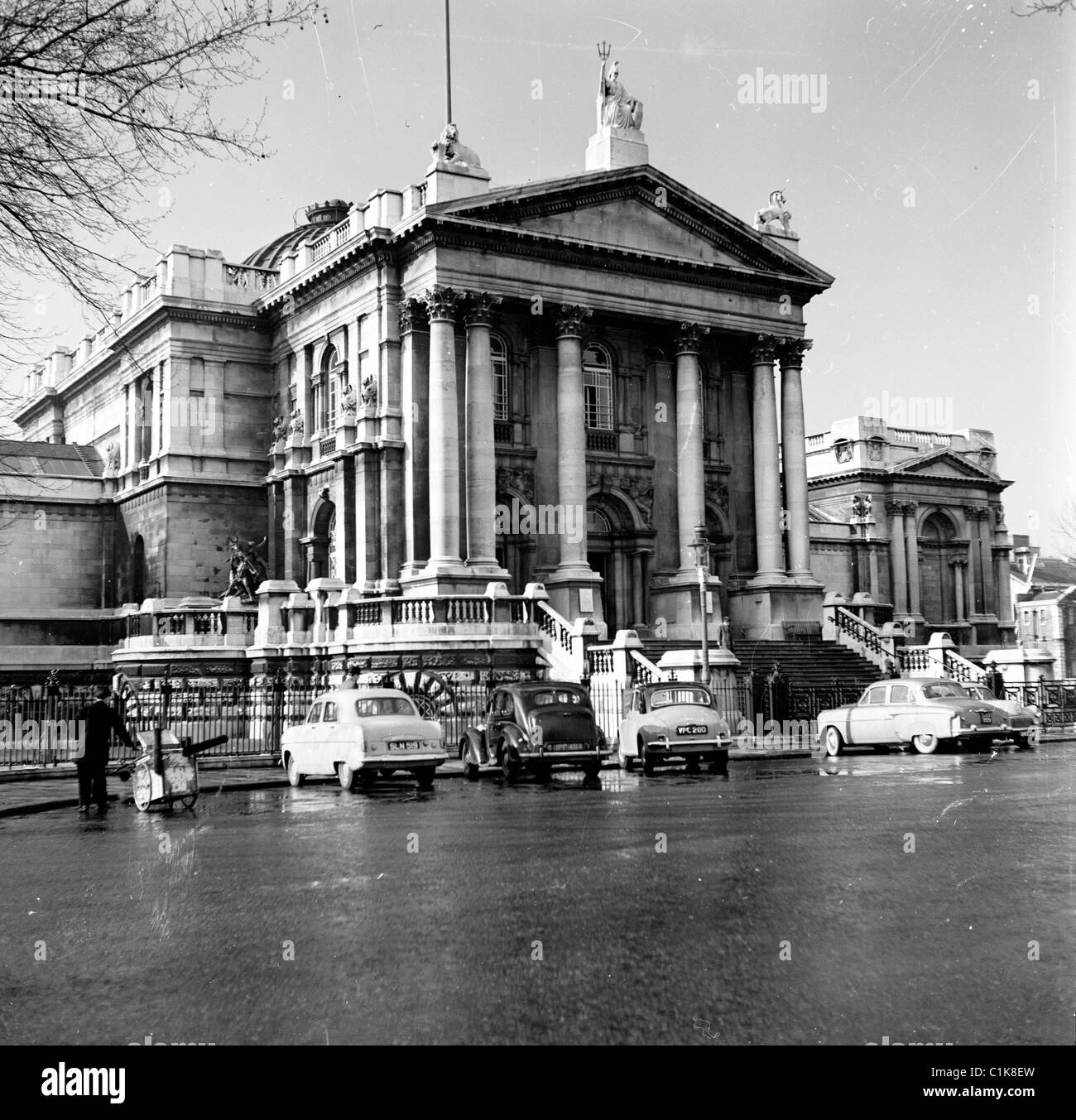 1950s, cars of the era parked outside the Tate Gallery at Millbank in Westminster, London. Opened in 1897 the Tate houses collections of British Art. Stock Photo