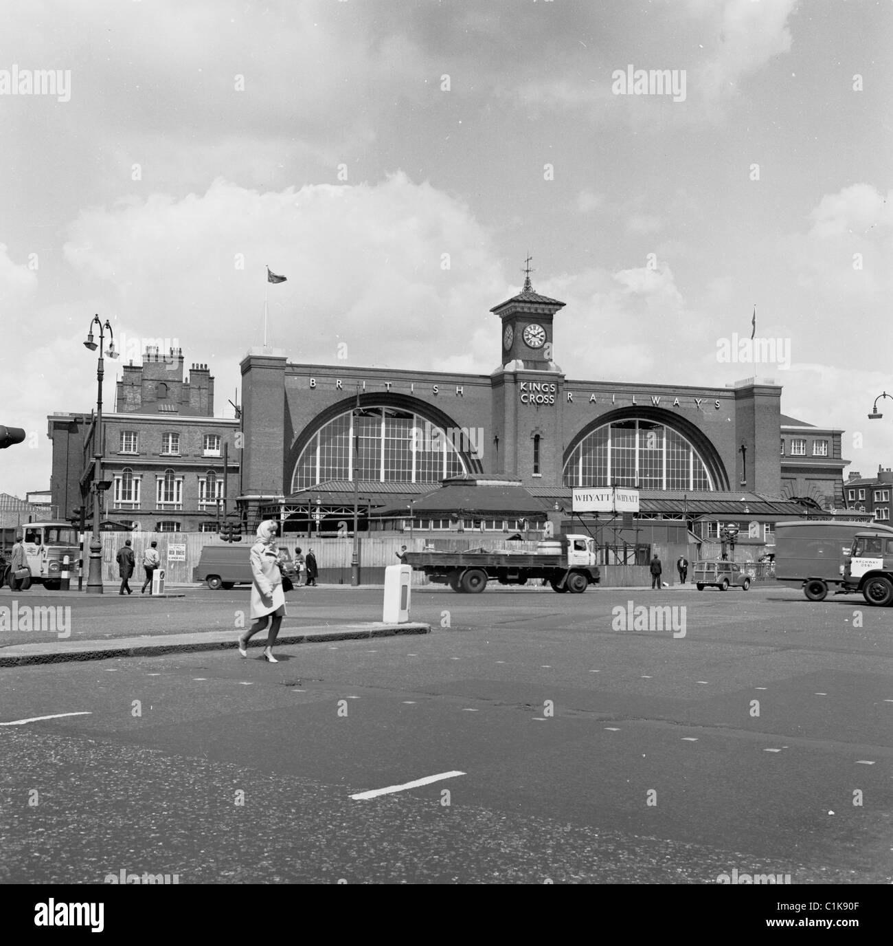 1950s, Kings Cross train station as seen from the Euston Rd, Camden, London. Opened in 1852 by Great Northen Railway, it was designed by Lewis Cubitt. Stock Photo