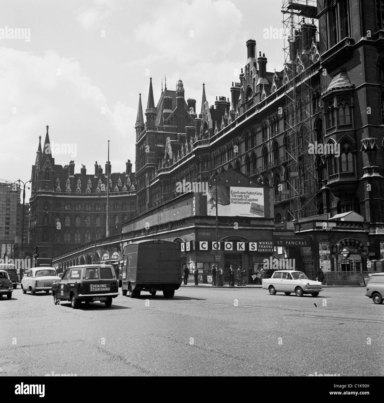 1960s, motorcars on the Euston Rd, beside the Midland Grand Hotel and St Pancras railway Station, London. Gothic in style, the hotel opened in 1873. Stock Photo