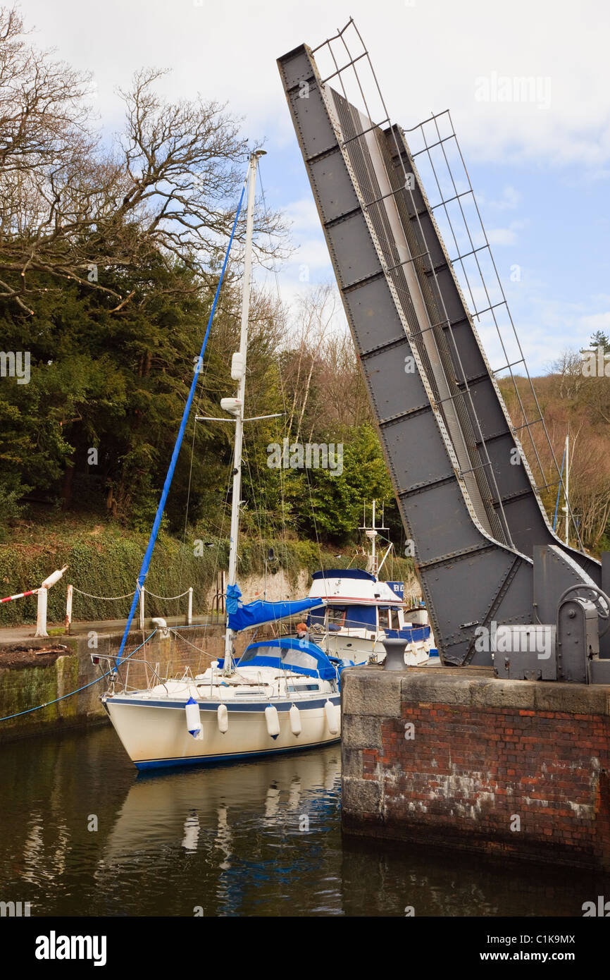 Y Felinheli (Port Dinorwic), Gwynedd, North Wales, UK. Yacht sailing