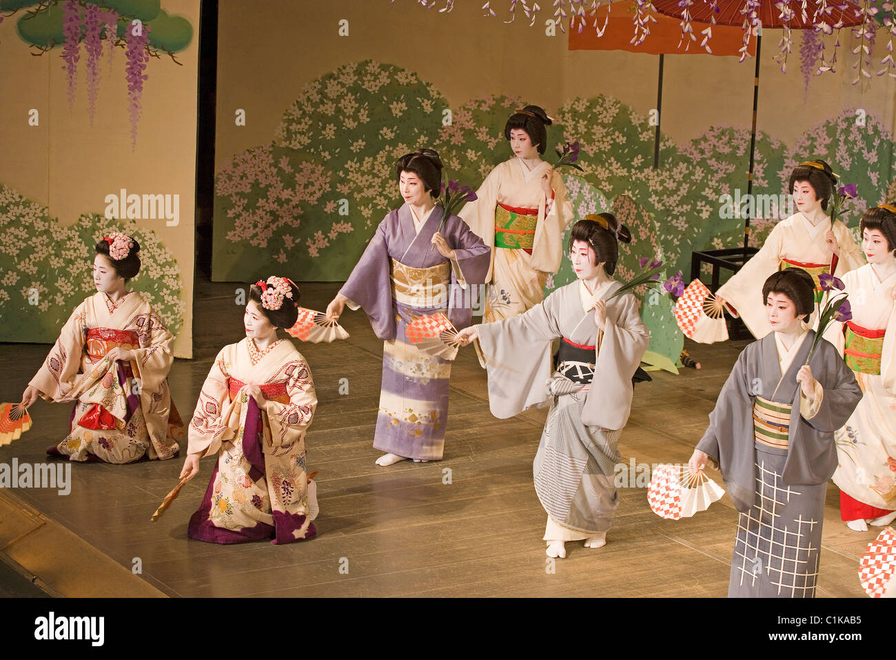 Japan Kansai Kyoto Traditional japanese theater (Kyogen) & maikos & geishas dances at the Kamogawa theaterin the Pontocho Stock Photo