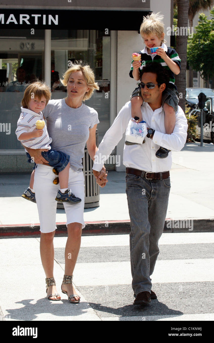 Sharon Stone buys ice cream for her two sons at Baskin-Robbins with a friend Los Angeles, California - 19.06.09 Stock Photo