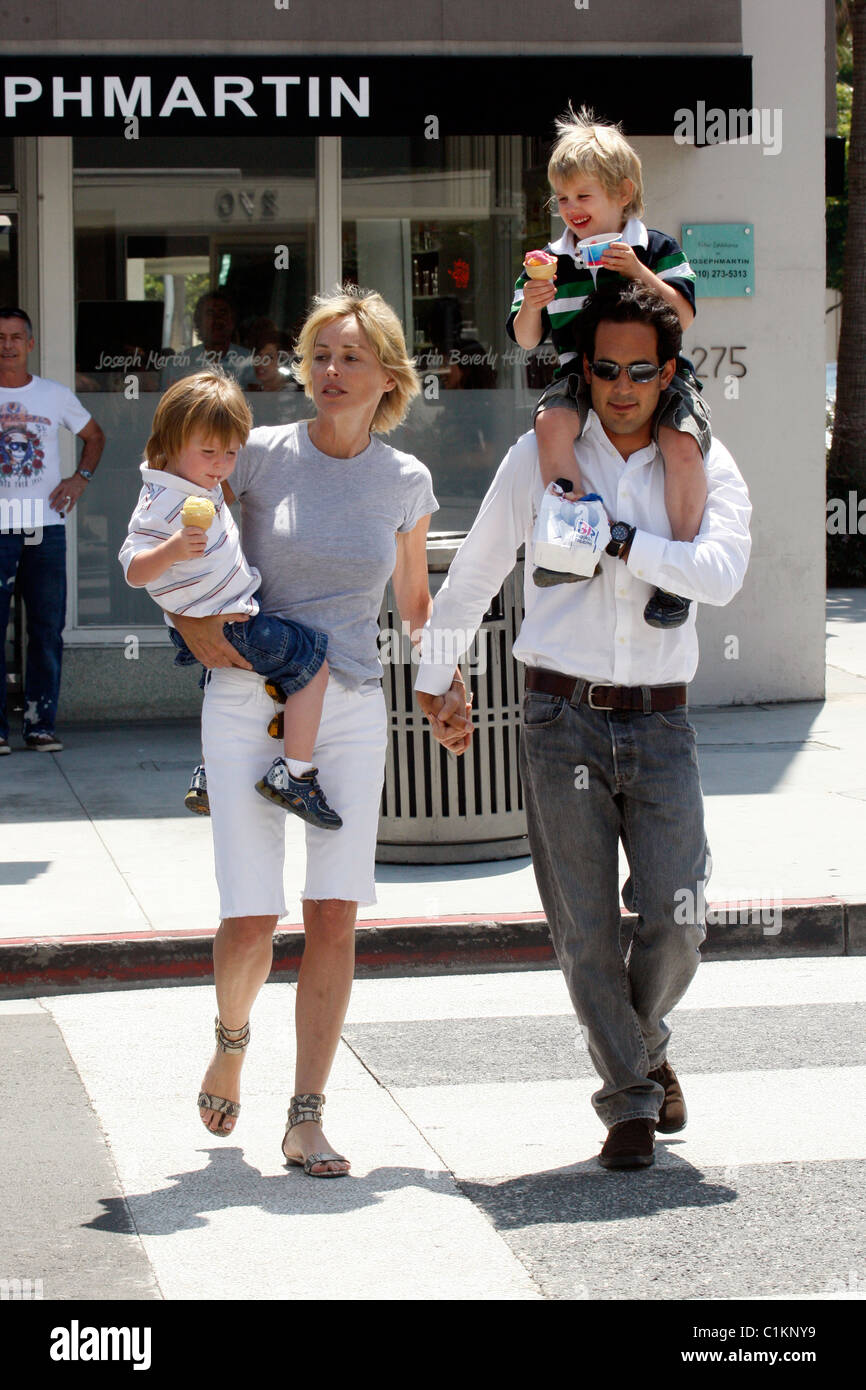 Sharon Stone buys ice cream for her two sons at Baskin-Robbins with a friend Los Angeles, California - 19.06.09 Stock Photo