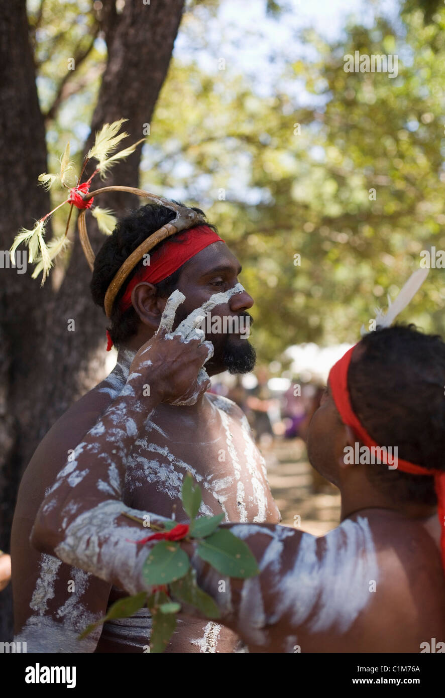 Aboriginal man hires stock photography and images Alamy