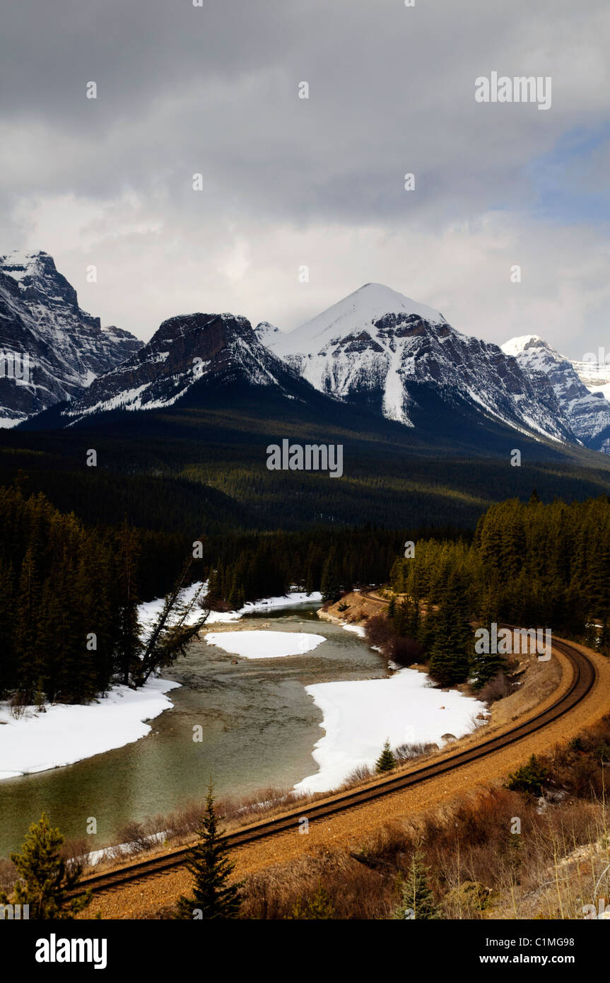 Morant’s Curve, Bow Valley Parkway, at Banff National Park, Alberta, Canada. The river is snowy Stock Photo