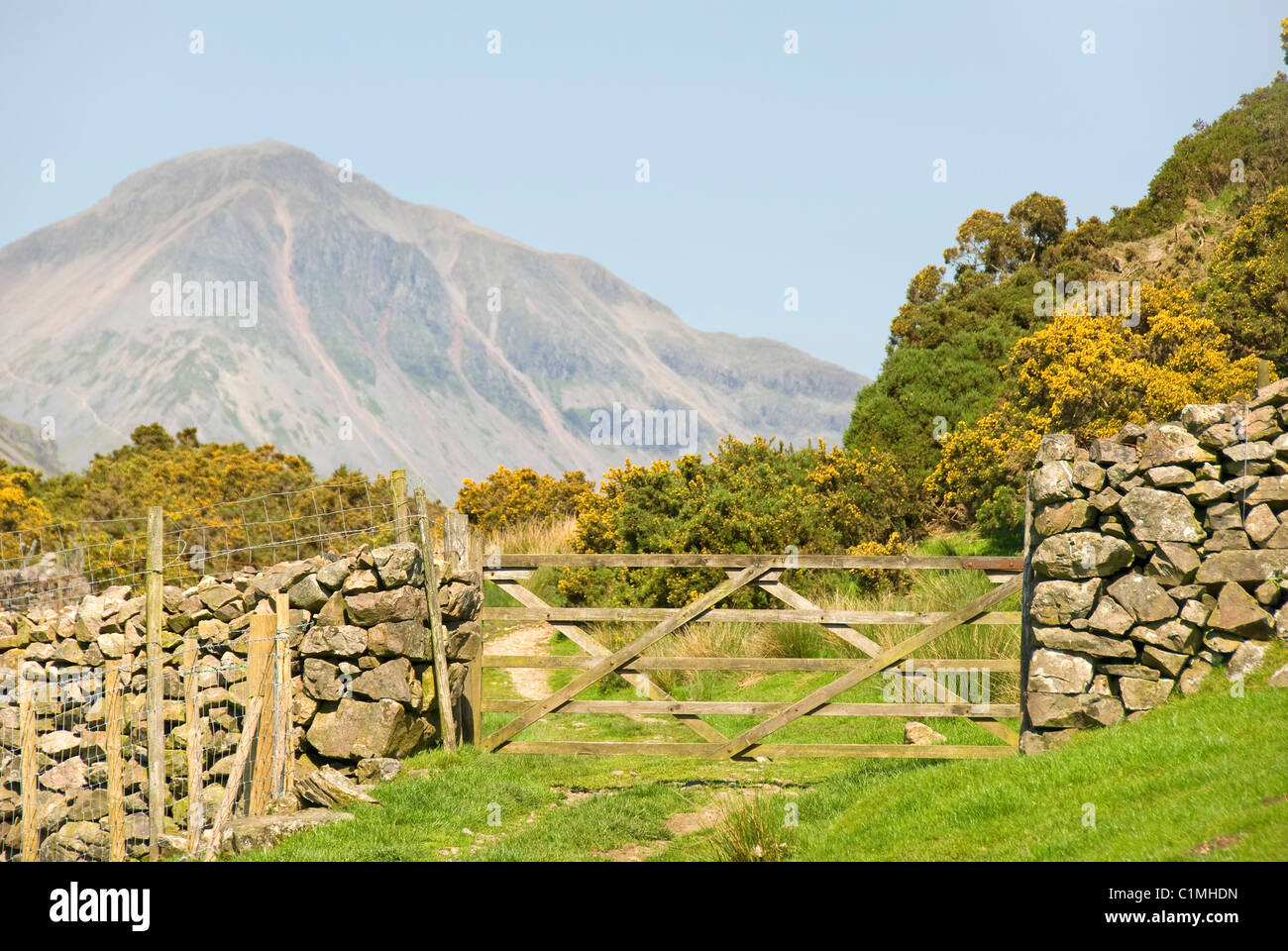 Wooden gate and Mountain 'Great Gable', close to Wast Water, Cumbria, Lake District, England, UK Stock Photo
