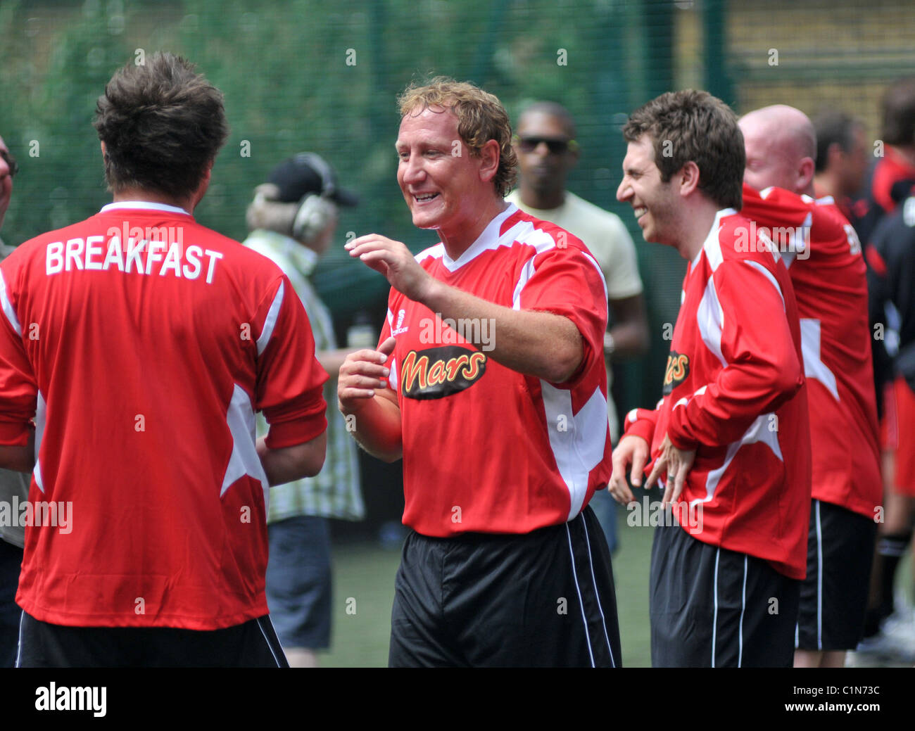 Video: Arsenal and England legends test the 2014 World Cup Brazuca football  – talkSPORT