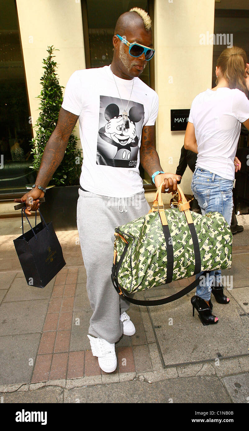 Djibril Cisse leaving the Mayfair hotel with lots of luggage Cisse recently signed a 4-year contract with Greek football team Stock Photo