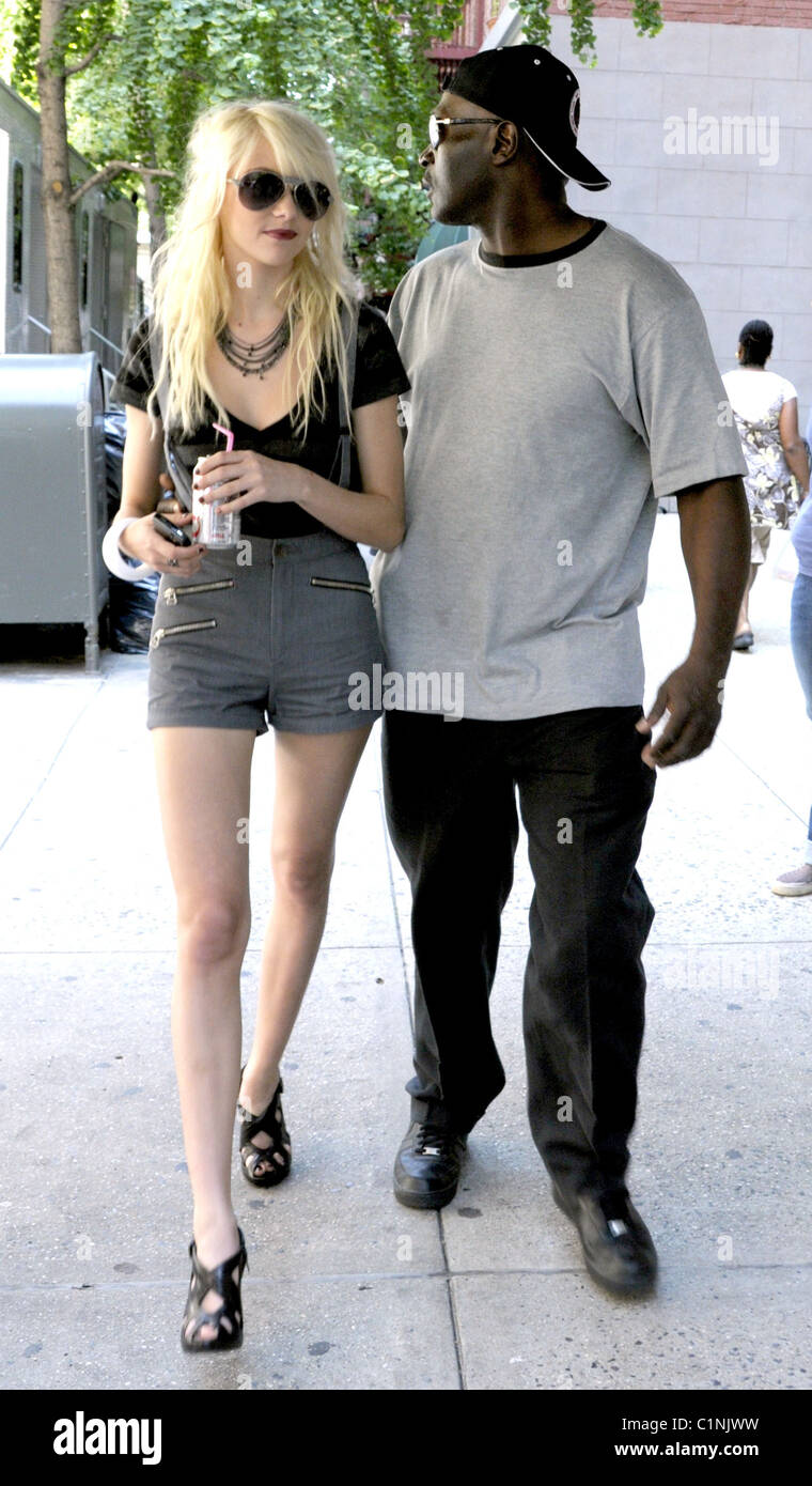 Taylor Momsen And Boyfriend
