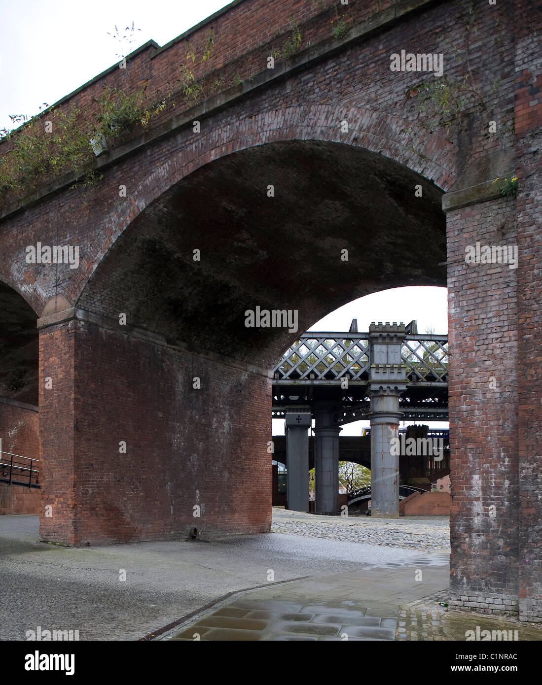Manchester, Eisenbahnbrücke am Bridgewater Canal Stock Photo