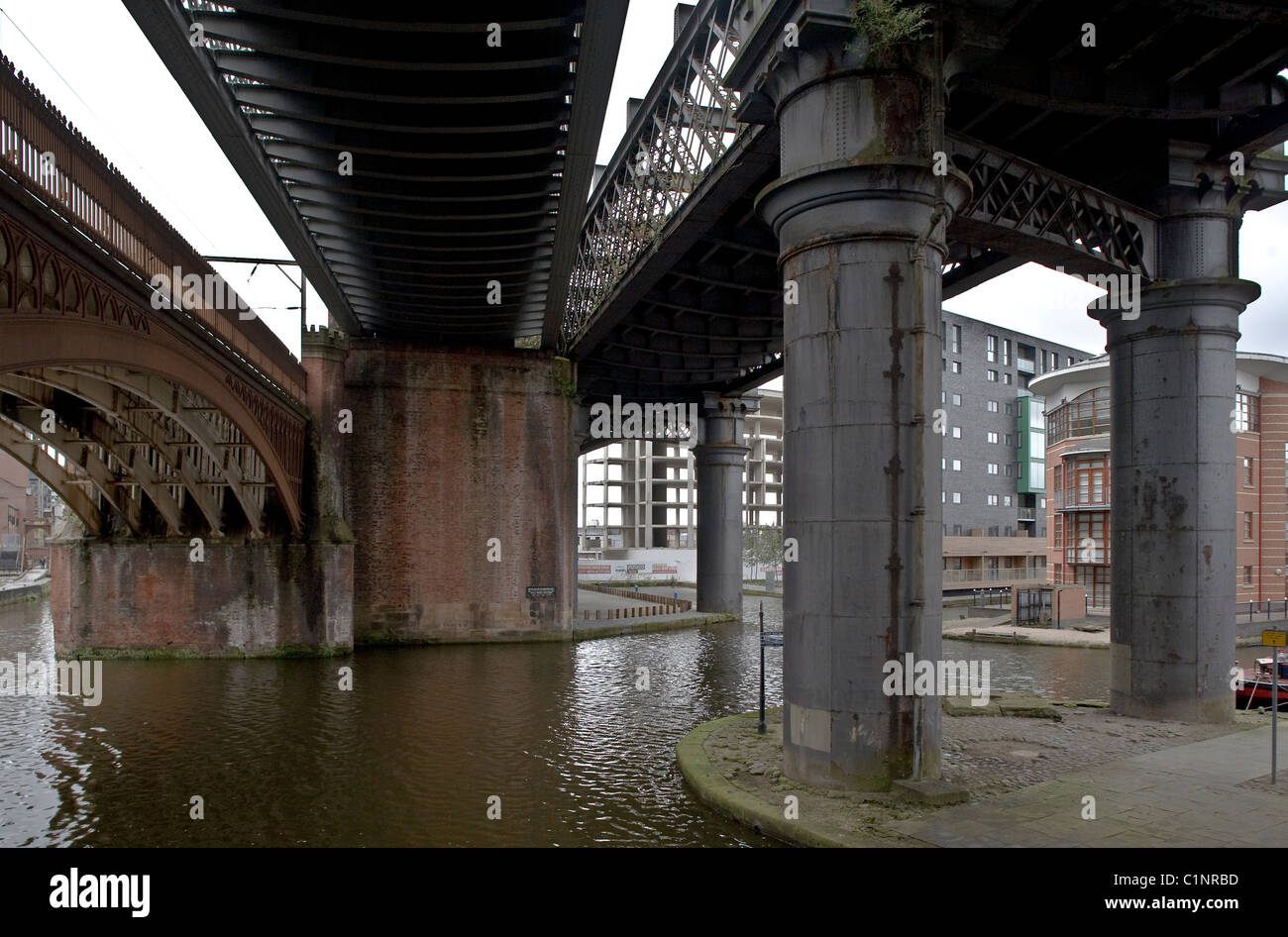 Manchester, Eisenbahnbrücke am Bridgewater Canal Stock Photo