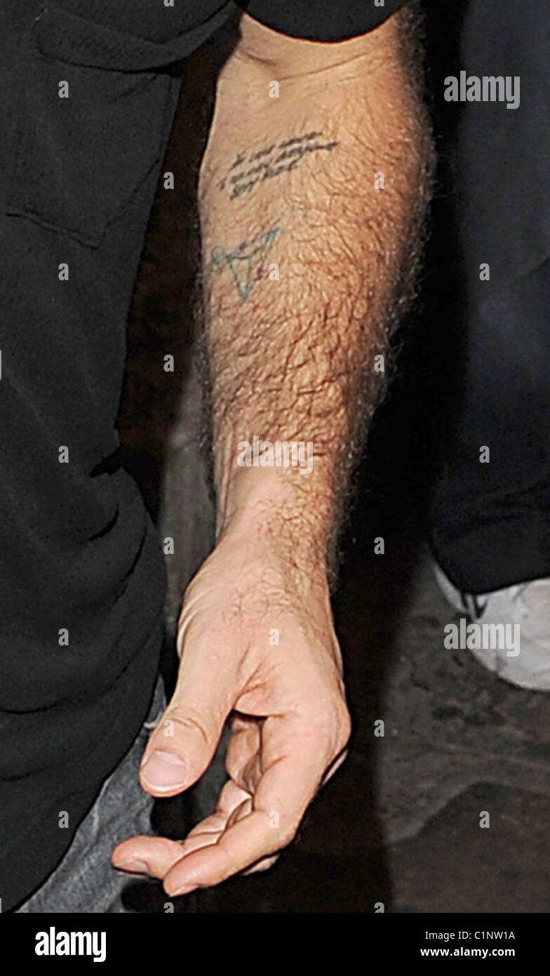 Jude Law leaving Wyndham's Theatre, having performed in a new production of  'Hamlet'. As he left, Jude was swamped by pretty Stock Photo - Alamy, image size:784x1390