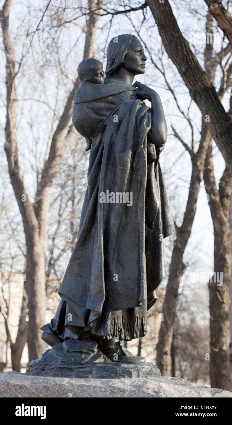 A bronze statue of the Lemhi Shoshone woman Sacagawea by Leonard Crunelle on the state capitol grounds in Bismarck, North Dakota Stock Photo