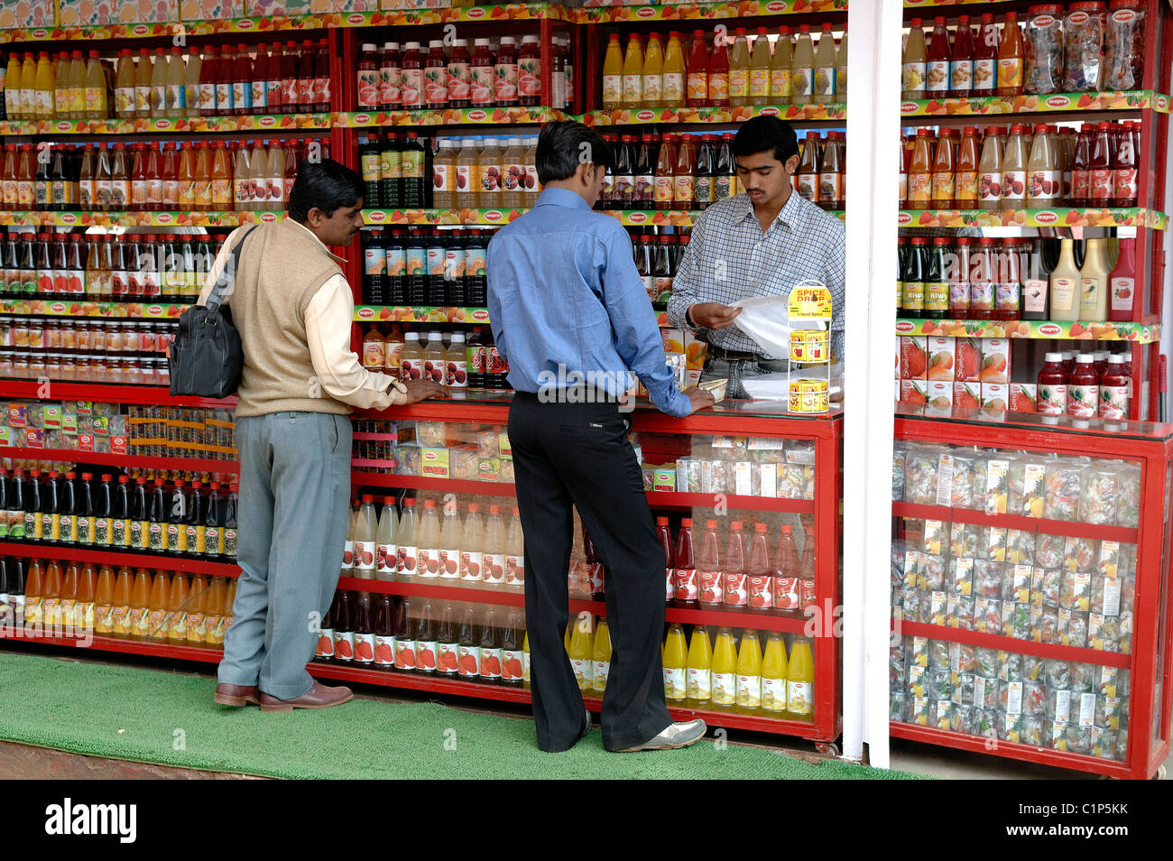 India, Maharashtra state, climatic station of Mahabaleshwar (1372 m), fruit juice shop Stock Photo