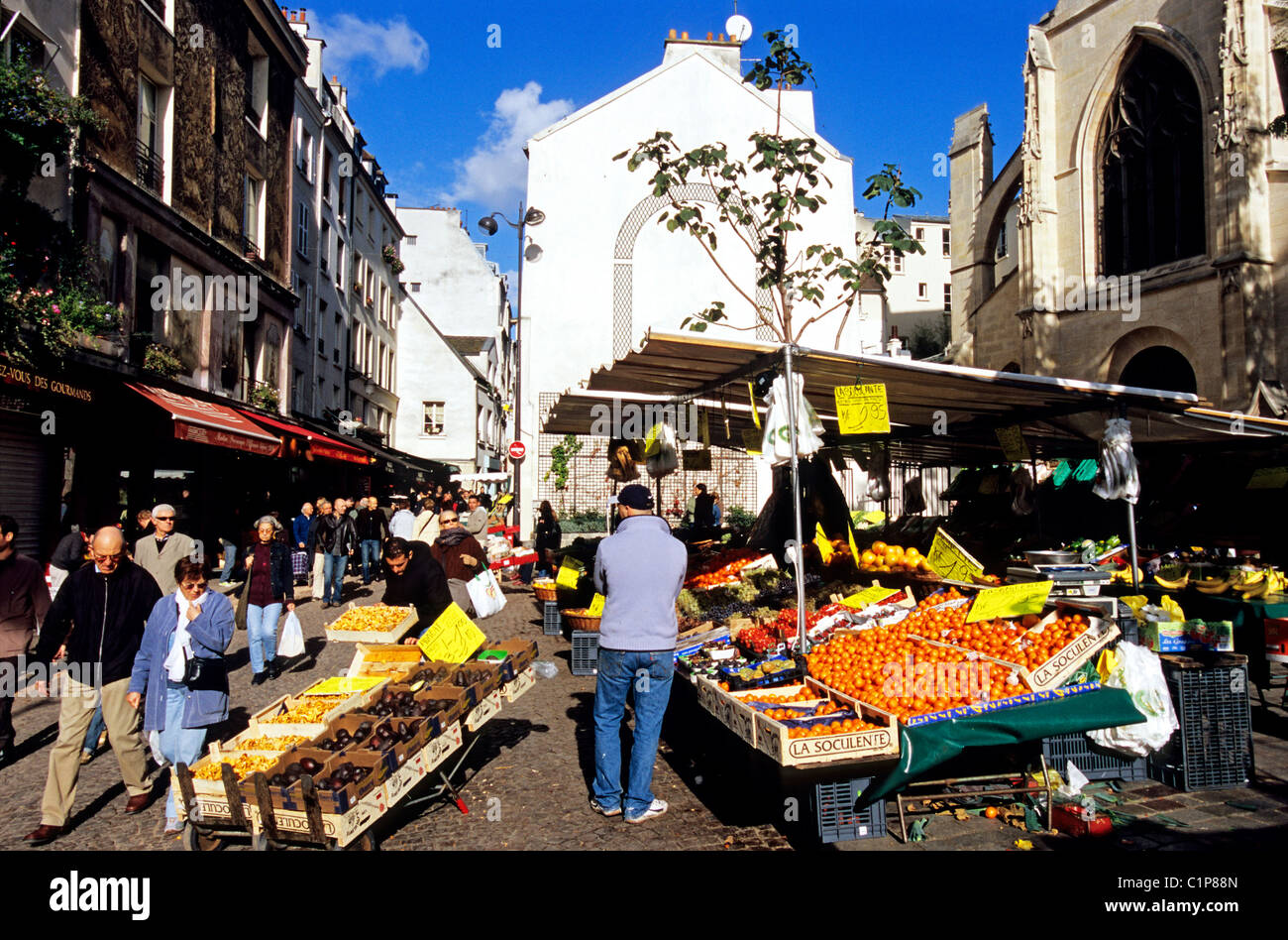 France, Paris, rue Mouffetard, marche et eglise Saint-Medard Stock Photo