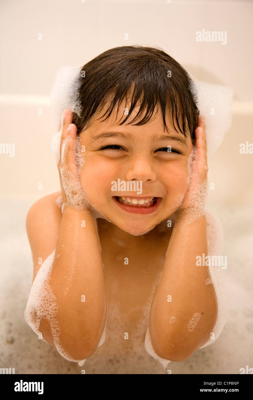Taking bubble bath High Resolution Stock Photography and Images Alamy