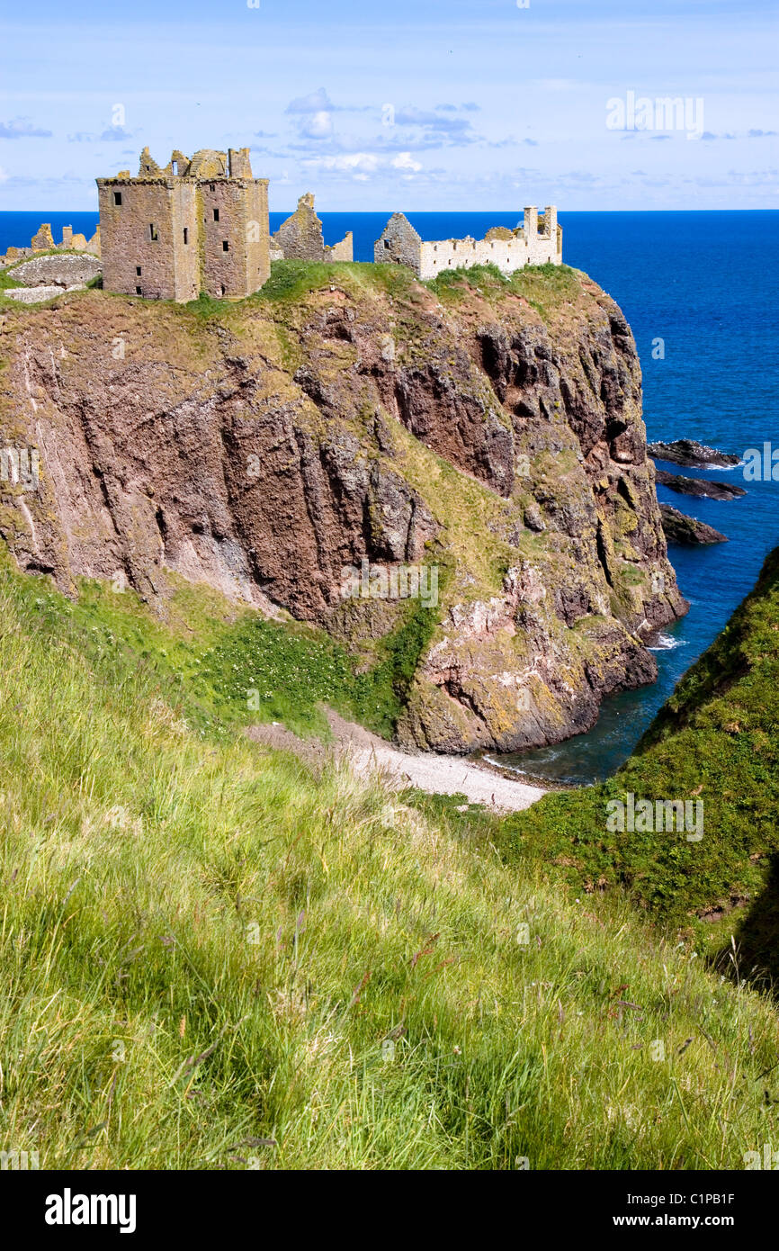 Dunnottar castle on cliff overlooking sea hi-res stock photography and images - Alamy
