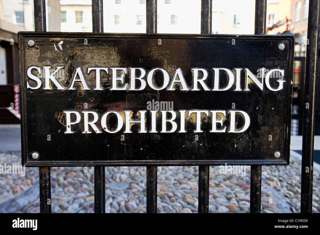 Republic of Ireland, Temple Bar, skateboarding prohibited sign on gate Stock Photo