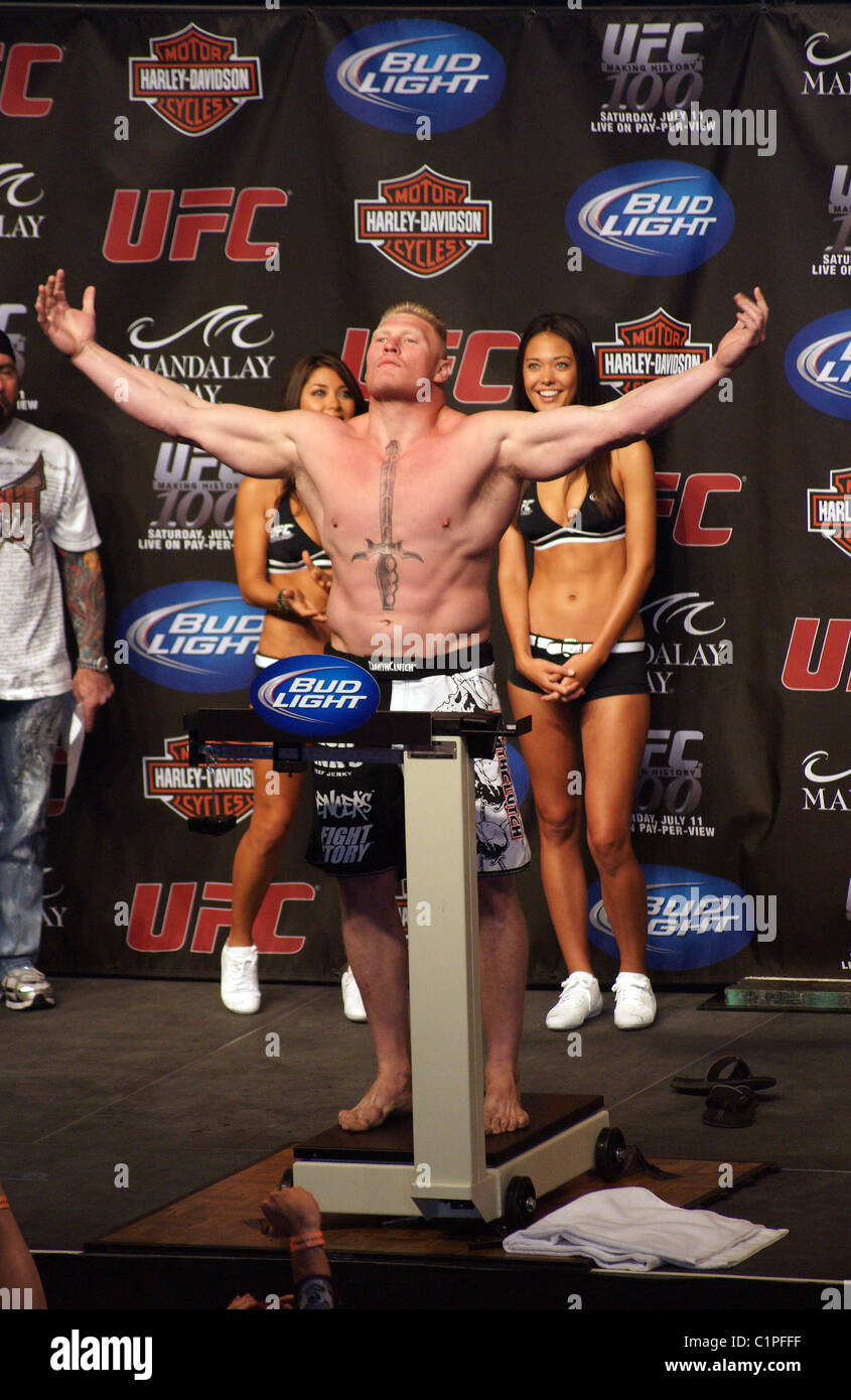Brock lesnar ufc 100 weigh in hi-res stock photography and images - Alamy Brock lesnar ufc 100 weigh in hi-res stock photography and images - Alamy