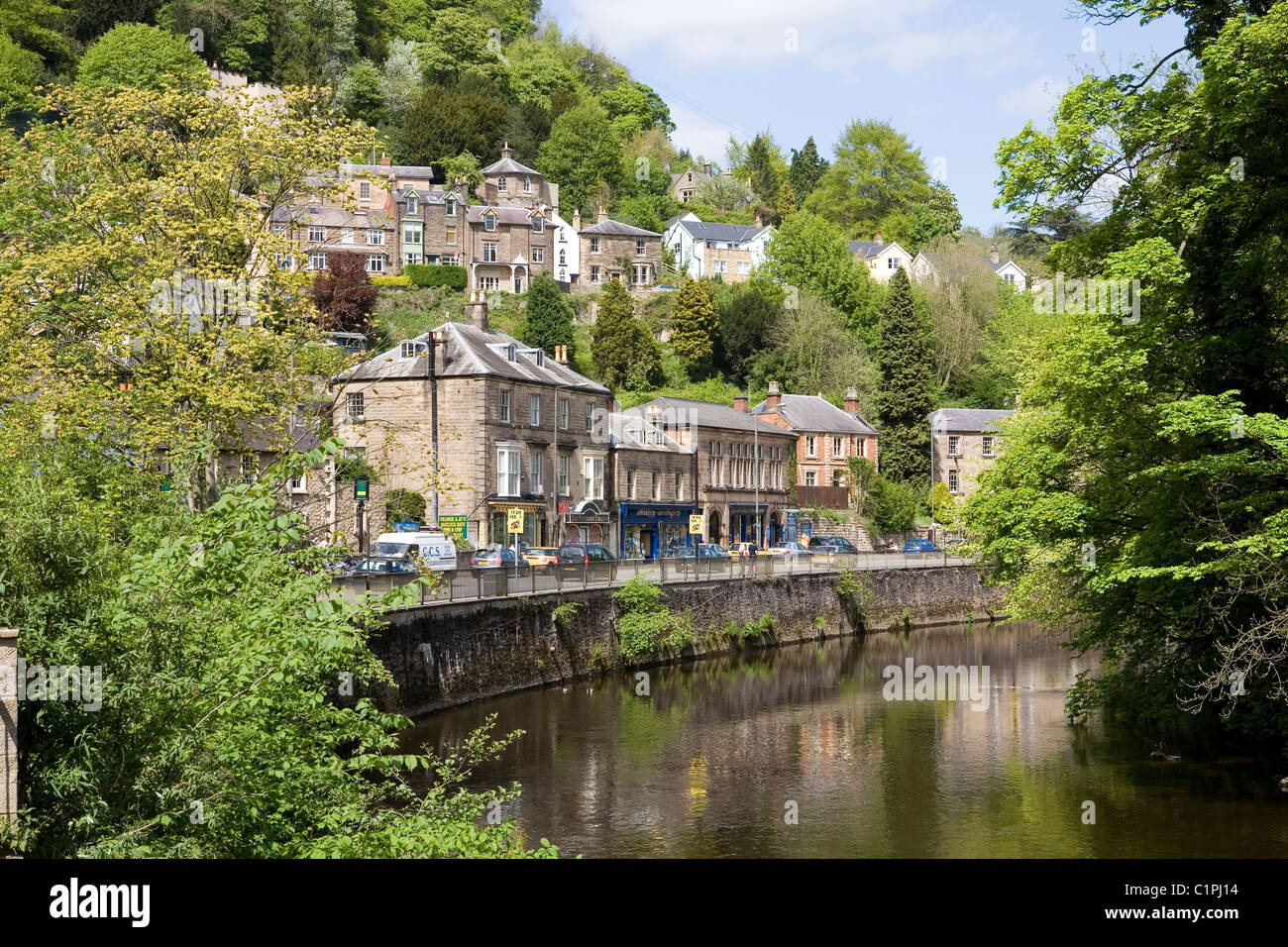 England, Derbyshiret, Matlock Bath, shops and houses overlooking River Derwent Stock Photo