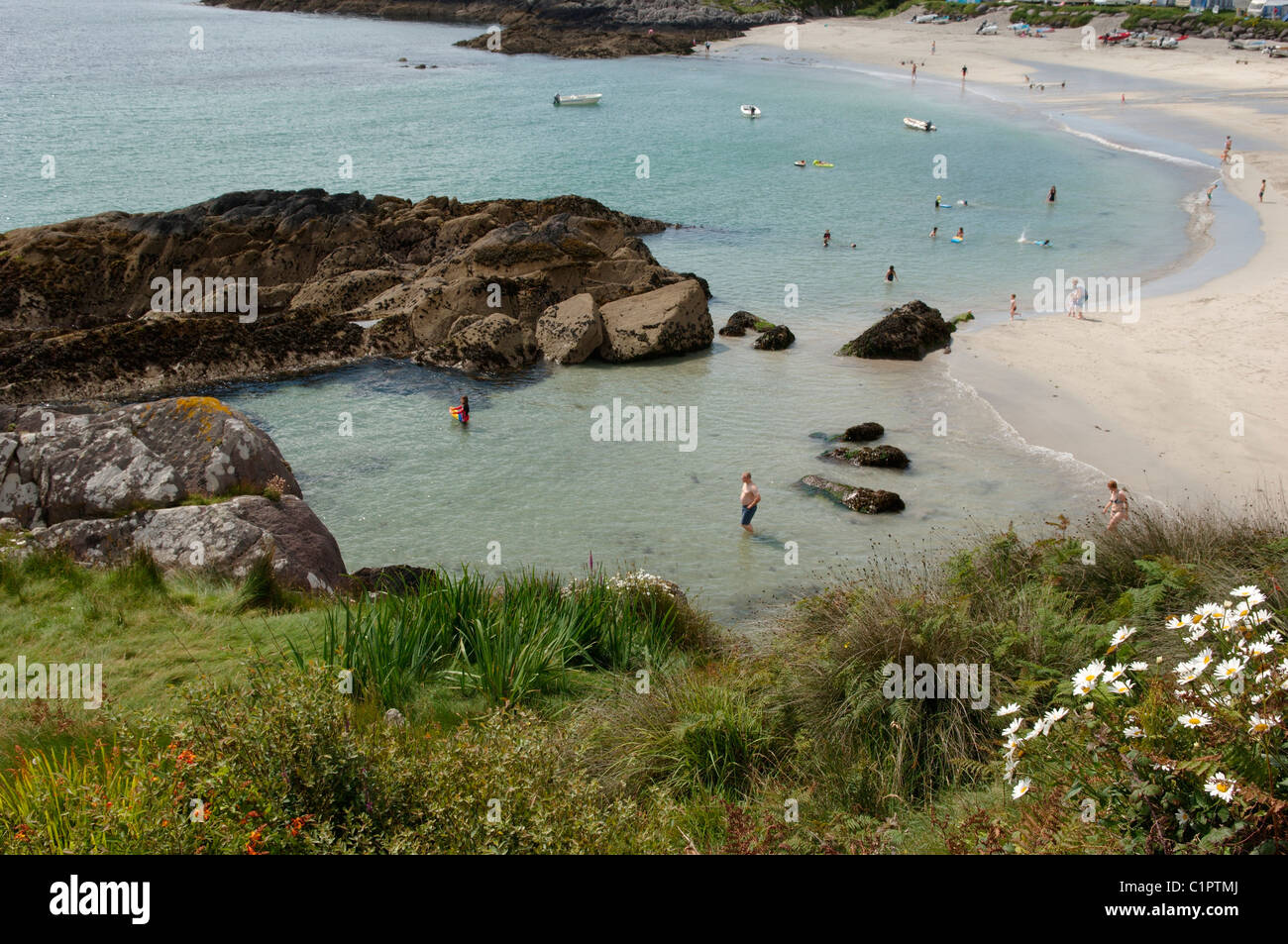 Republic of Ireland, Iveragh Peninsula, Castlecove, people on beach