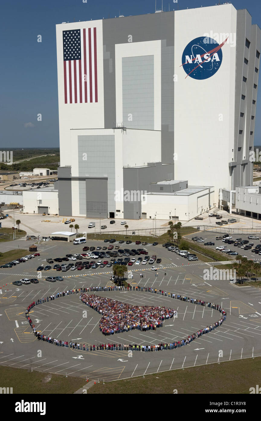 Kennedy Employees Form Human Shuttle Thousands of NASA Kennedy Space Center employees space american flace program American Stock Photo