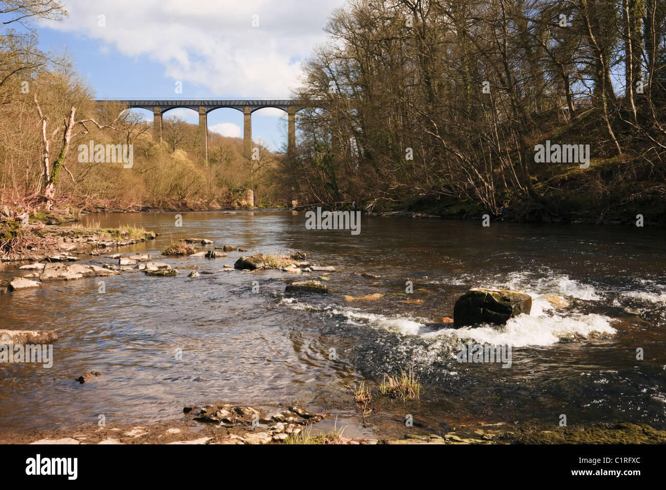 River Dee valley and Pontcysyllte Aqueduct carrying the Llangollen Canal.Trevor, Wrexham, North Wales, UK Stock Photo