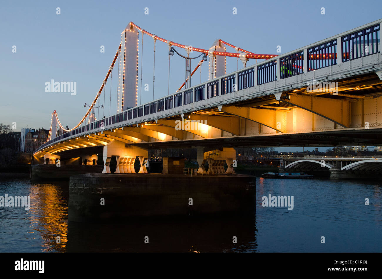 Crest chelsea bridge london hi-res stock photography and images - Alamy