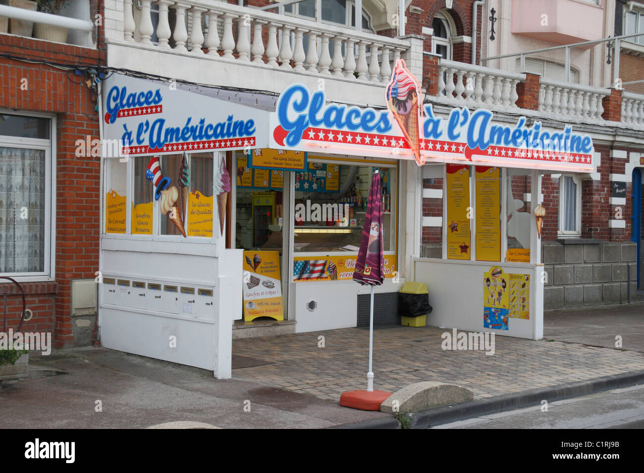 An ice cream shop (Glaces a l'Americaine) on the boardwalk of Dunkerque