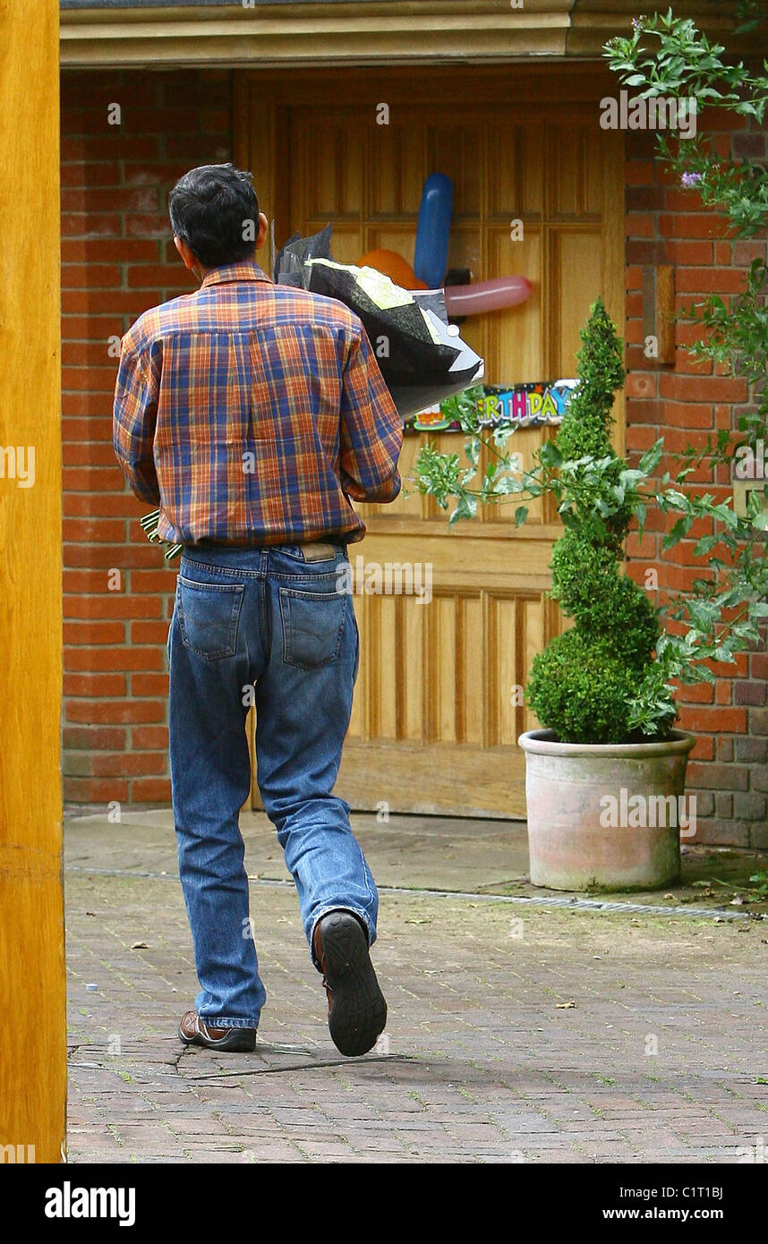 Flowers are delivered to Geri Halliwell's house on her 37th birthday