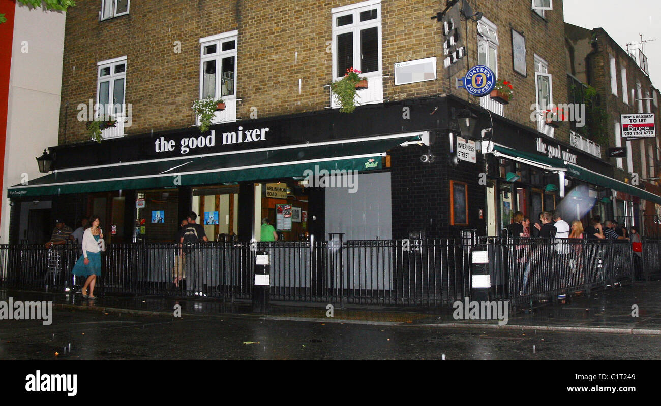 Amy Winehouse and Tyler James at the Good Mixer pub in Camden London, England 06.08.09 Stock