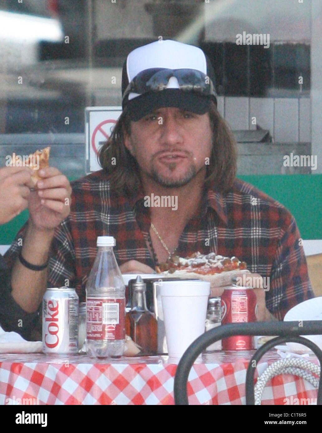 Pearl Jam front man, Eddie Vedder eating pizza with friends in