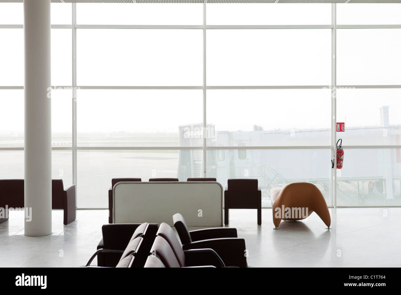Empty waiting area in airport terminal Stock Photo - Alamy