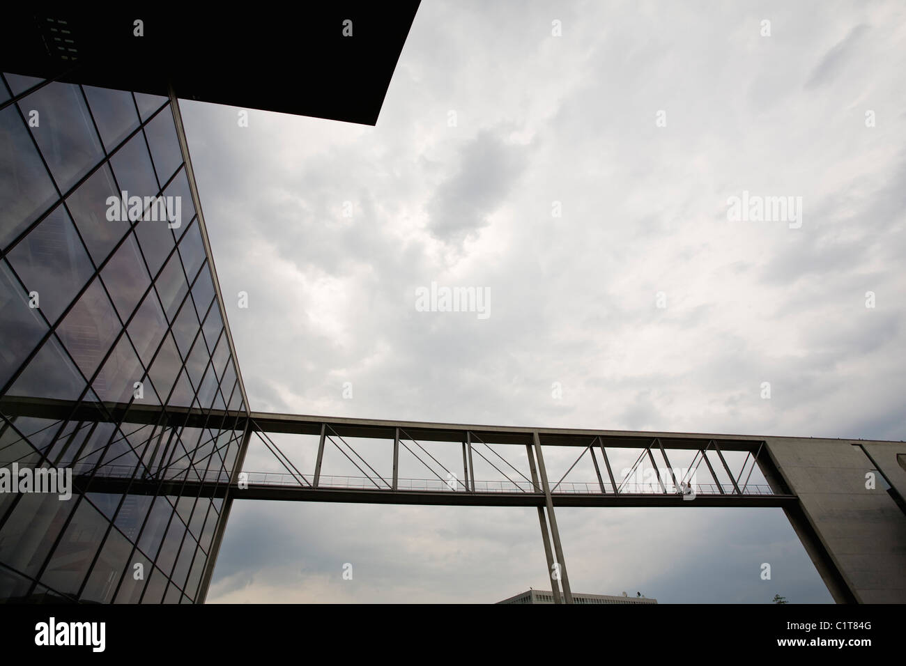 Germany, Berlin, pedestrian bridge to Paul-Loebe-Haus Stock Photo